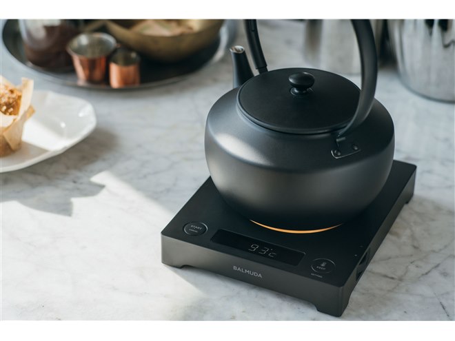 バルミューダ、やかんのようなデザインの電気ケトル「MoonKettle