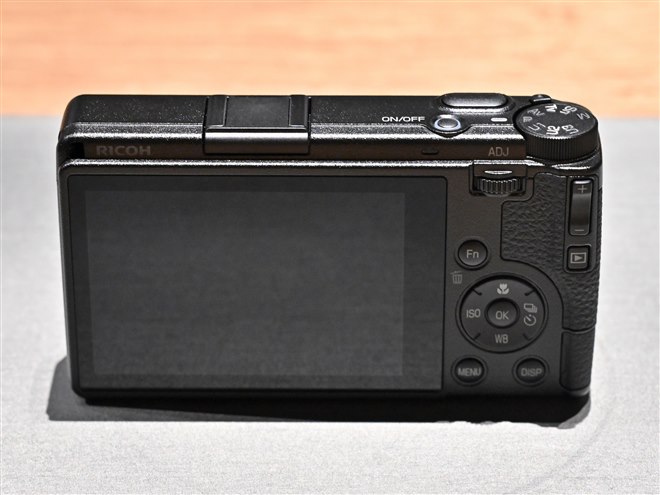 195,000円、新型センサーや新開発レンズを採用した「RICOH GR IV