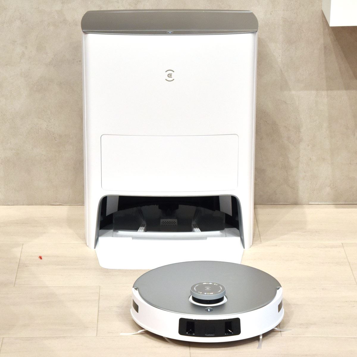 とにかく手間が減る！ モップの自動昇降と温水洗浄が新しいロボット