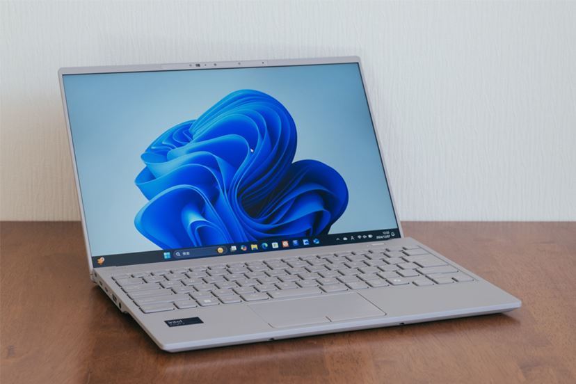 約848gの軽さなのにパワフルな性能！ 「FMV LIFEBOOK UH90/J3」 - 価格