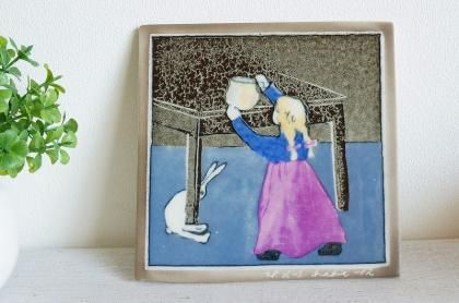 アラビア ヘルヤ 陶板画(ウォールプレート)少女とウサギ 通販- 北欧