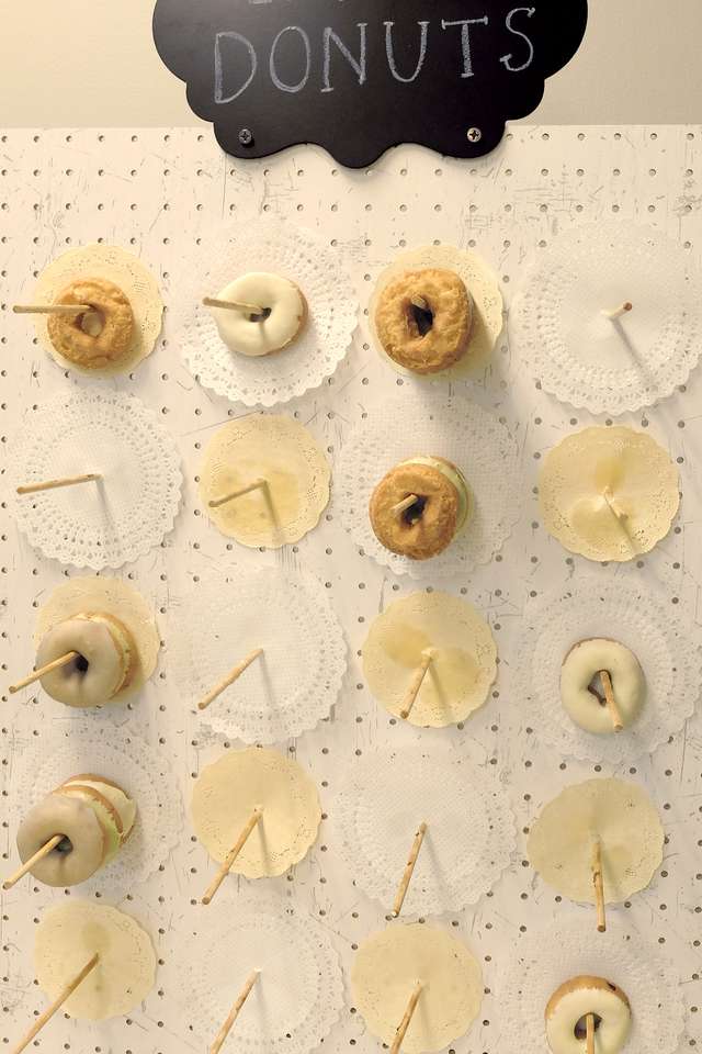 結婚式で映える「ドーナツウォール」の作り方！スイーツビュッフェを