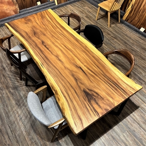 6人～8人でゆったりお使いいただける大きいサイズの一枚板テーブル