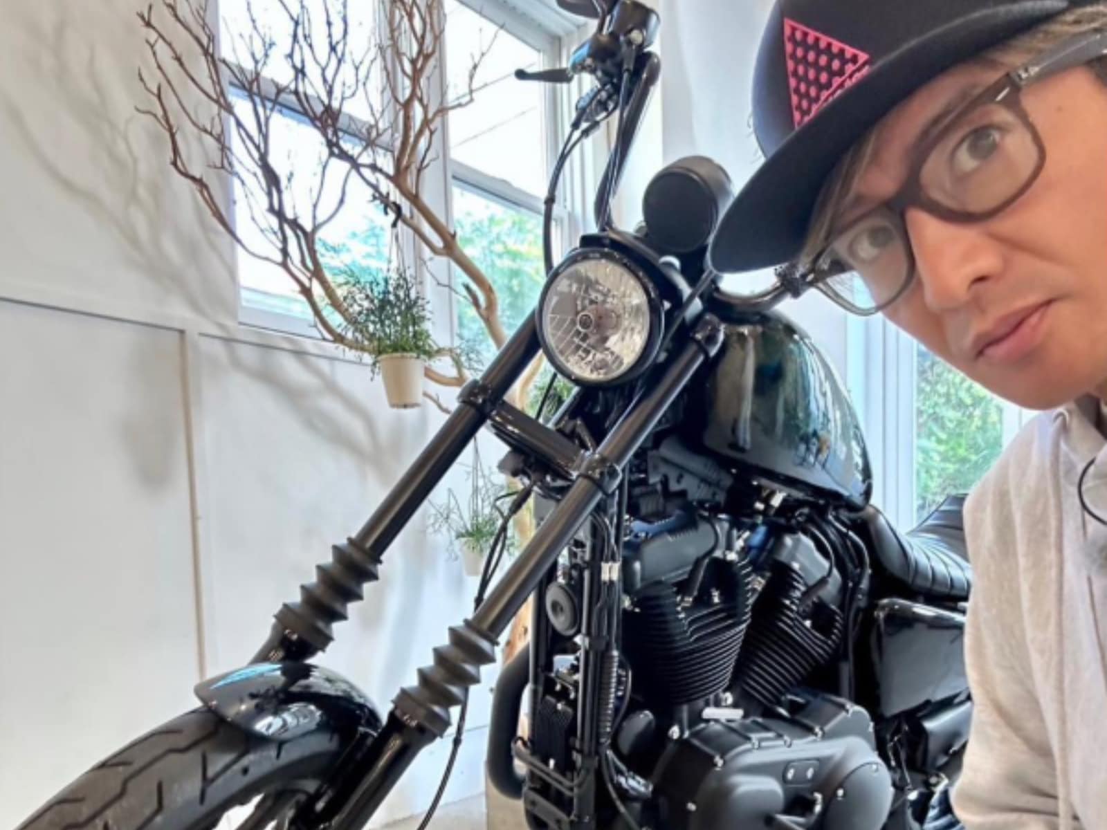 木村拓哉、格好いい愛車とのツーショットを大公開！ ハーレー製の