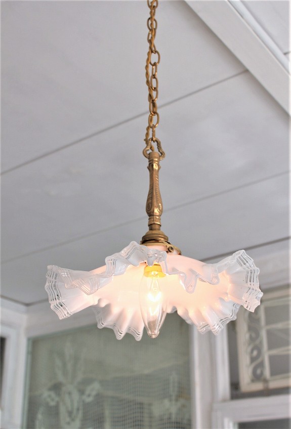 フランスアンティーク・フリルガラスランプシェード （ミルクガラス