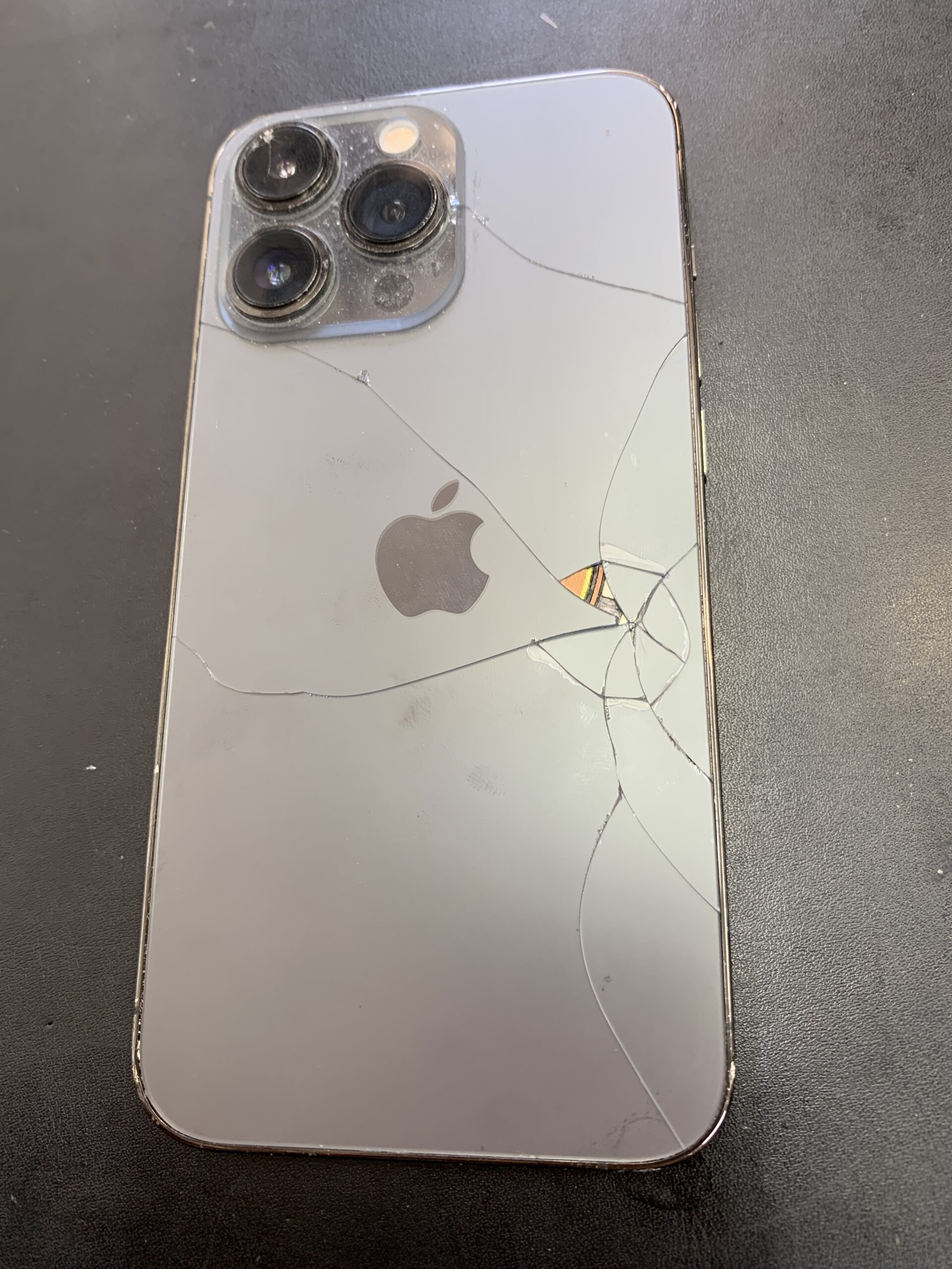 iPhone13Pro背面修理】ガラス割れも即日対応！〜練馬店〜 - 最長1年