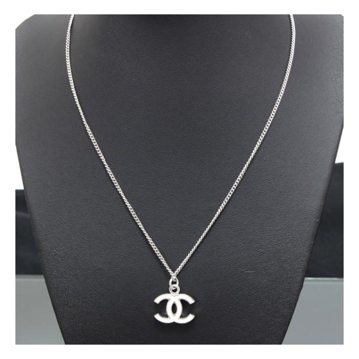 CHANEL（シャネル） 定番人気！ 美品 ココマーク ネックレス 白 05V