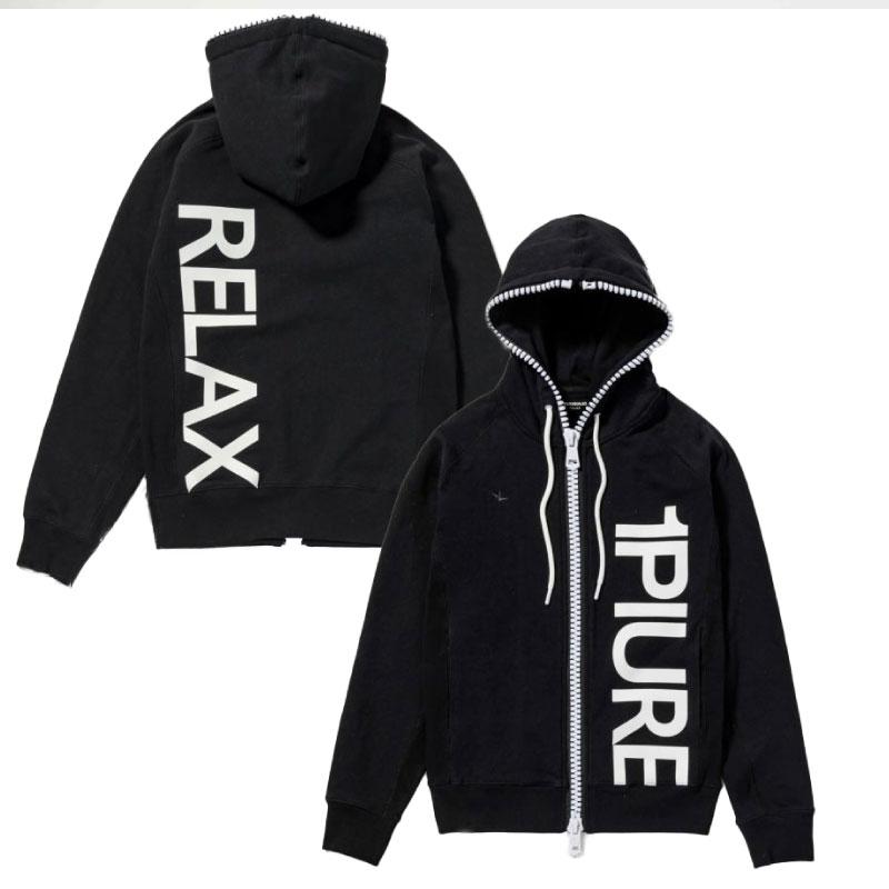 1PIU1UGUALE3 RELAX ウノピゥウノウグァーレトレ リラックス 縦ロゴ