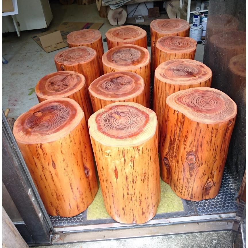 彫刻家が作る丸太イス（杉）塗装済み 12個セット φ=23cm h=44cm
