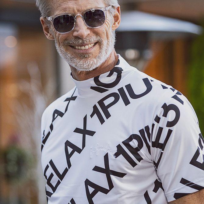 1PIU1UGUALE3 RELAX ウノピゥウノウグァーレトレ 総柄ロゴモックネック