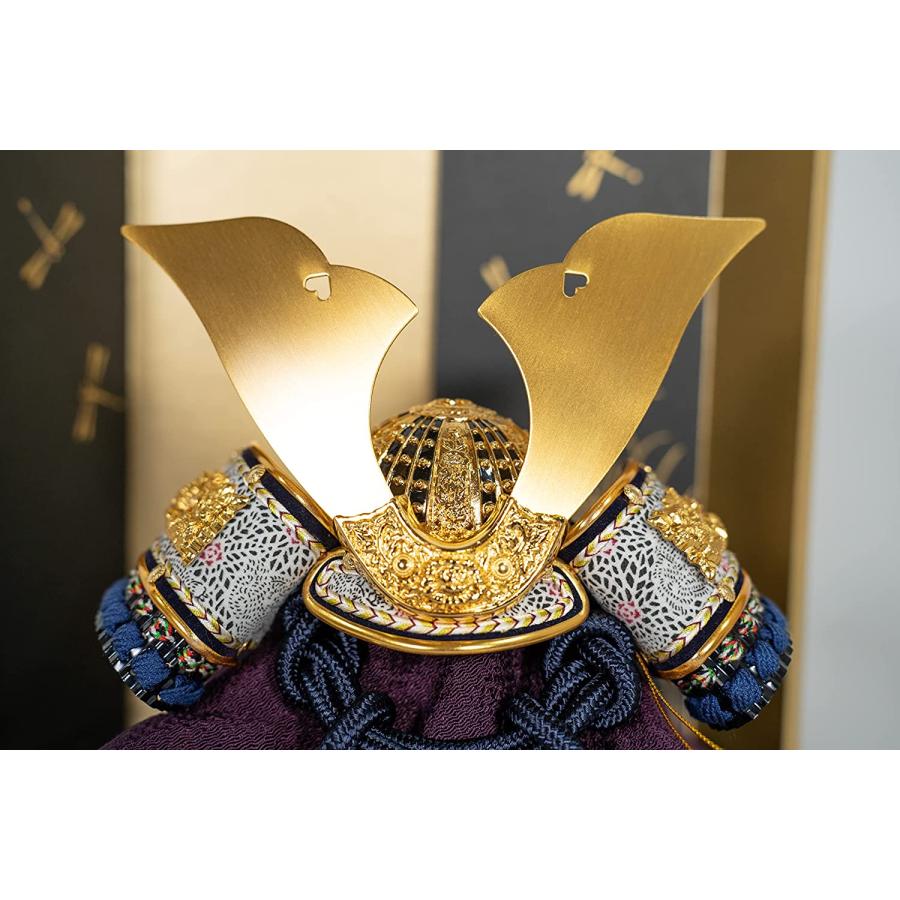 8号 紺裾濃絲縅 黒小札 兜 正絹（yam) 弓太刀付 トンボ柄屏風付き飾台