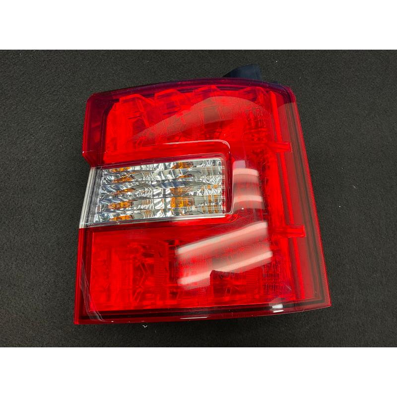 MT047 CV5W デリカ D:5 プレミアム 4WD 純正 テールランプ ☆左/右
