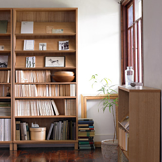 無印のマガジンラックがおしゃれ。本を収納するアイテムの活用例などを