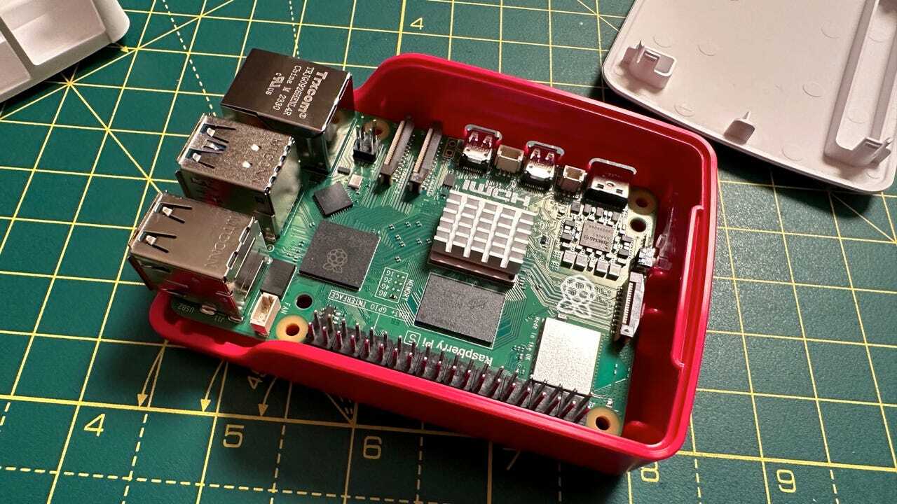 Raspberry Pi 5」公式ケースはオーバークロックの加熱を防げるか--冷却