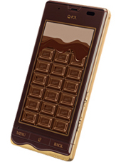 スマホ「Q-pot.Phone」が2月14日から--アクセサリブランドとのコラボ