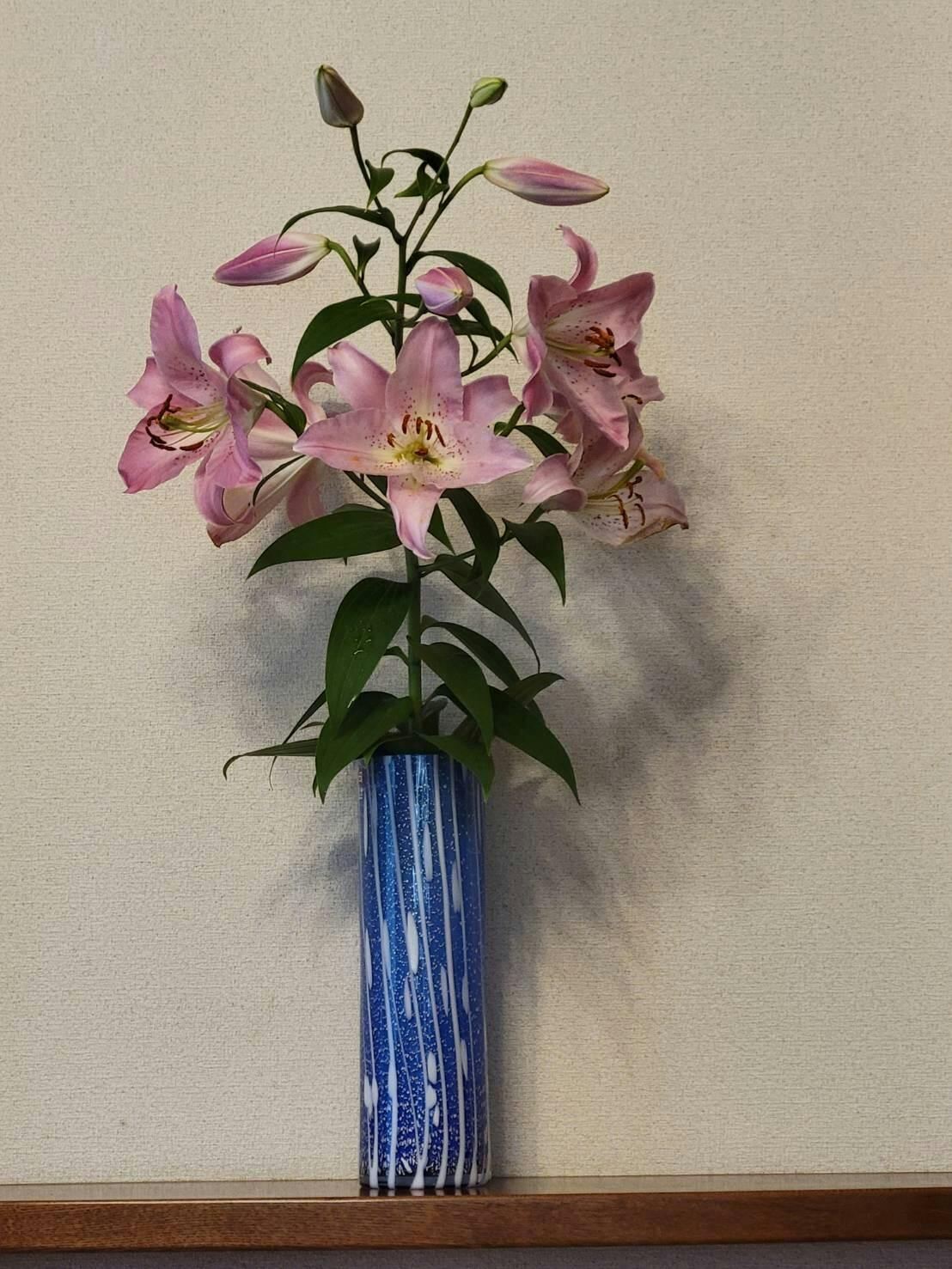 津軽びいどろ ストレート花器 | おしゃれなガラスの花瓶 青色のガラス花瓶