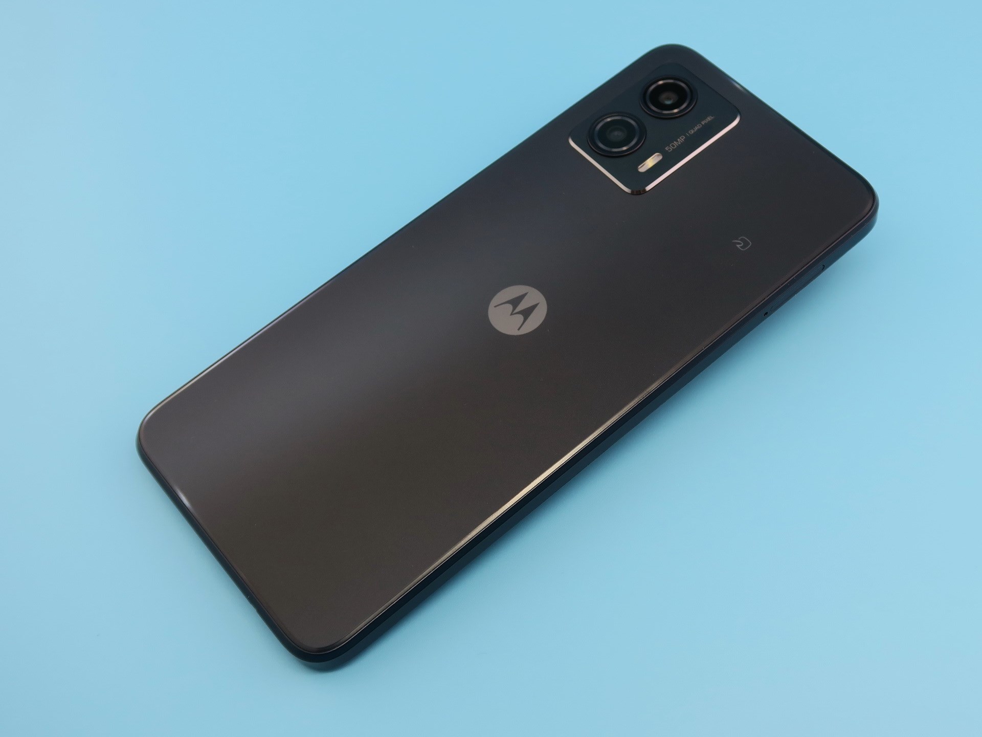 moto g53j 5G」と「moto g53y 5G」、FeliCa搭載でスリムな5G対応