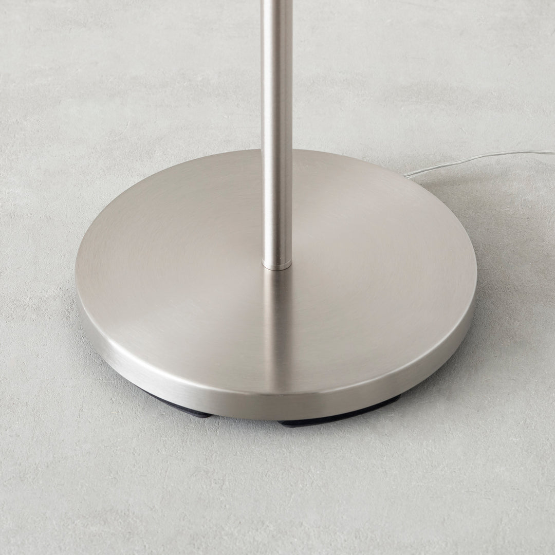 半月シェードの スチール製 フロアライト – KANADEMONO