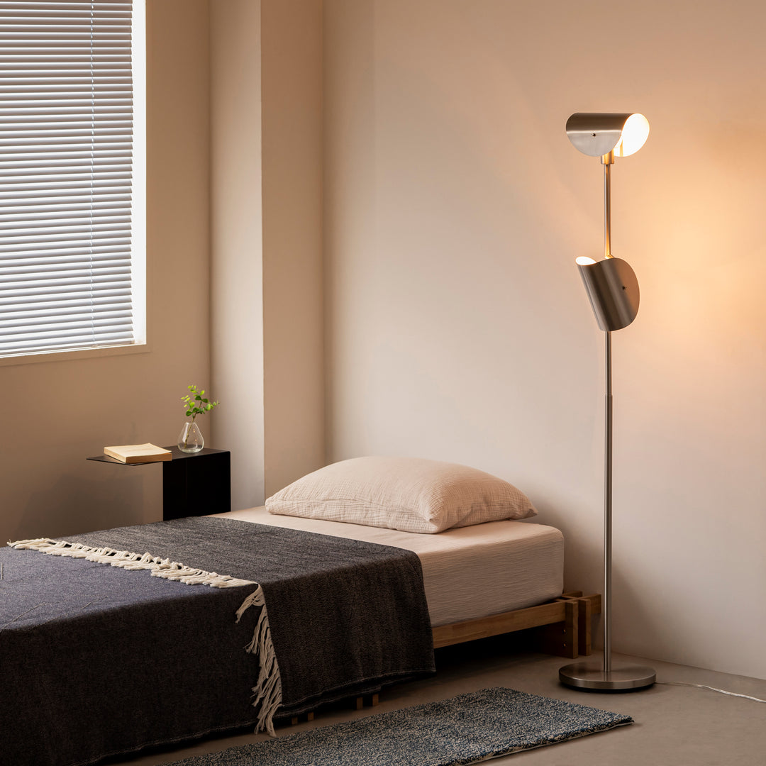 半月シェードの スチール製 フロアライト – KANADEMONO