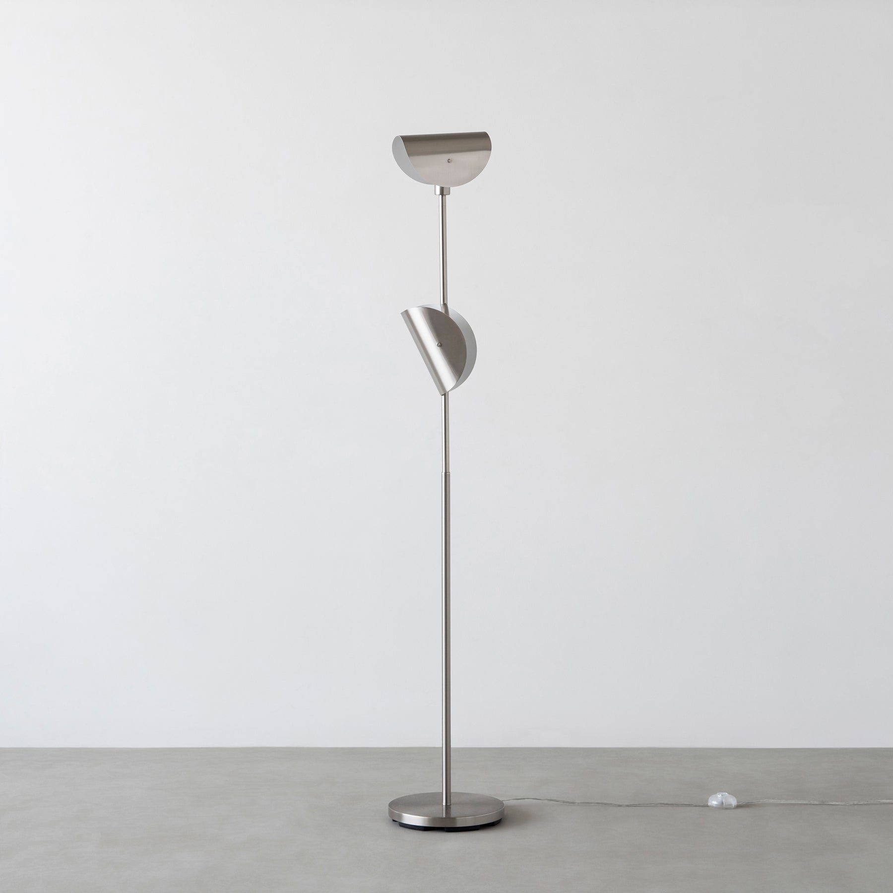 半月シェードの スチール製 フロアライト – KANADEMONO