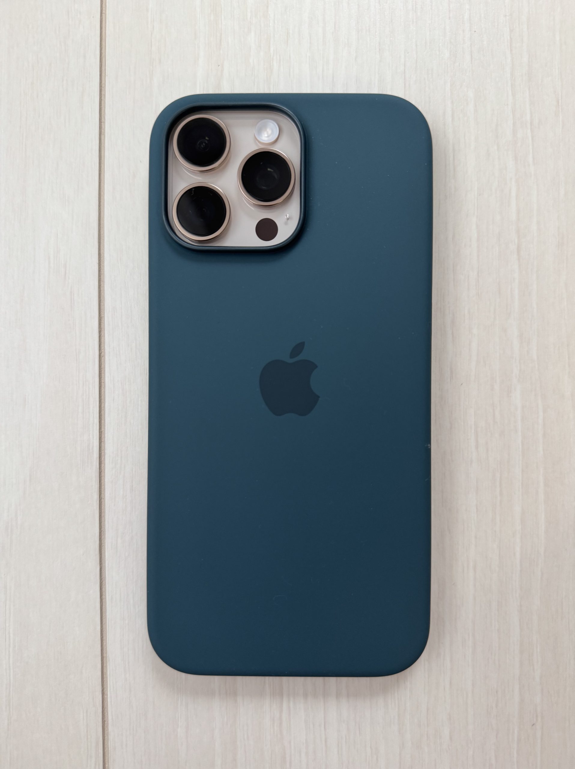 iPhone 16 Pro Max のApple 純正シリコンケース レイクグリーン | モノ