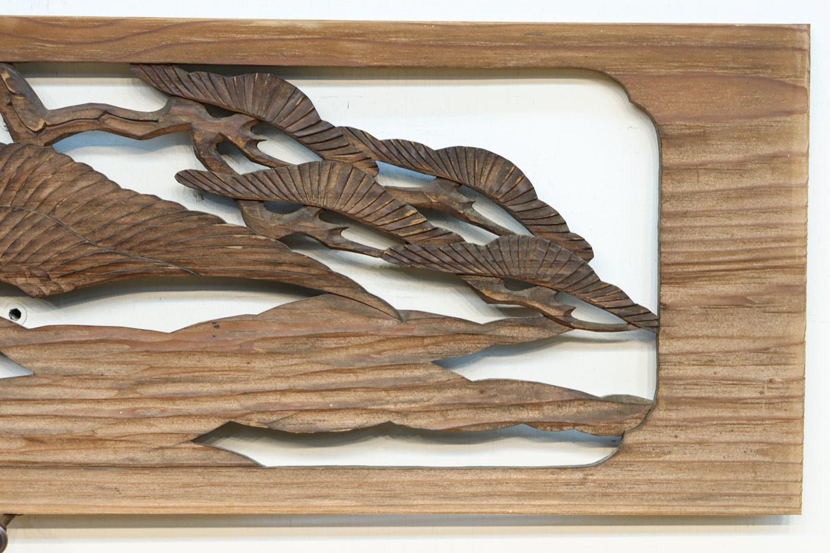 松の木の周りを優雅に舞う鶴を描く彫刻欄間素材 EZ2875 在庫1枚 – 古福