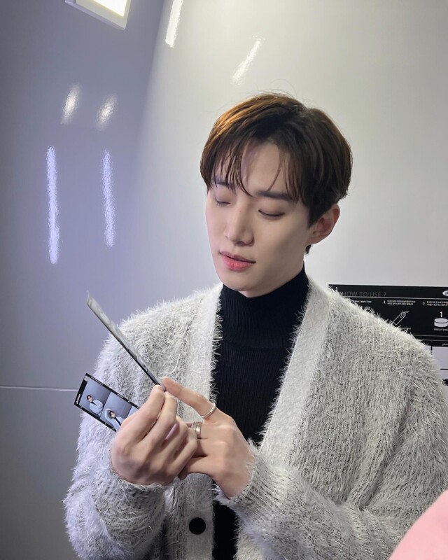 2PM」ジュノ、“僕と一緒に4カット写真を撮ろう”…コンサート会場でも