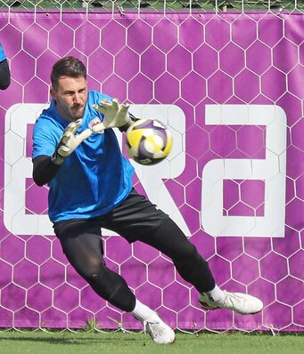 サッカー】京都サンガに加入のGKヴィトが初練習 「後ろから安心感を