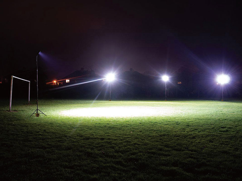 サッカーの簡易照明に最適な投光器 - INOX東栄株式会社/世界の優れた