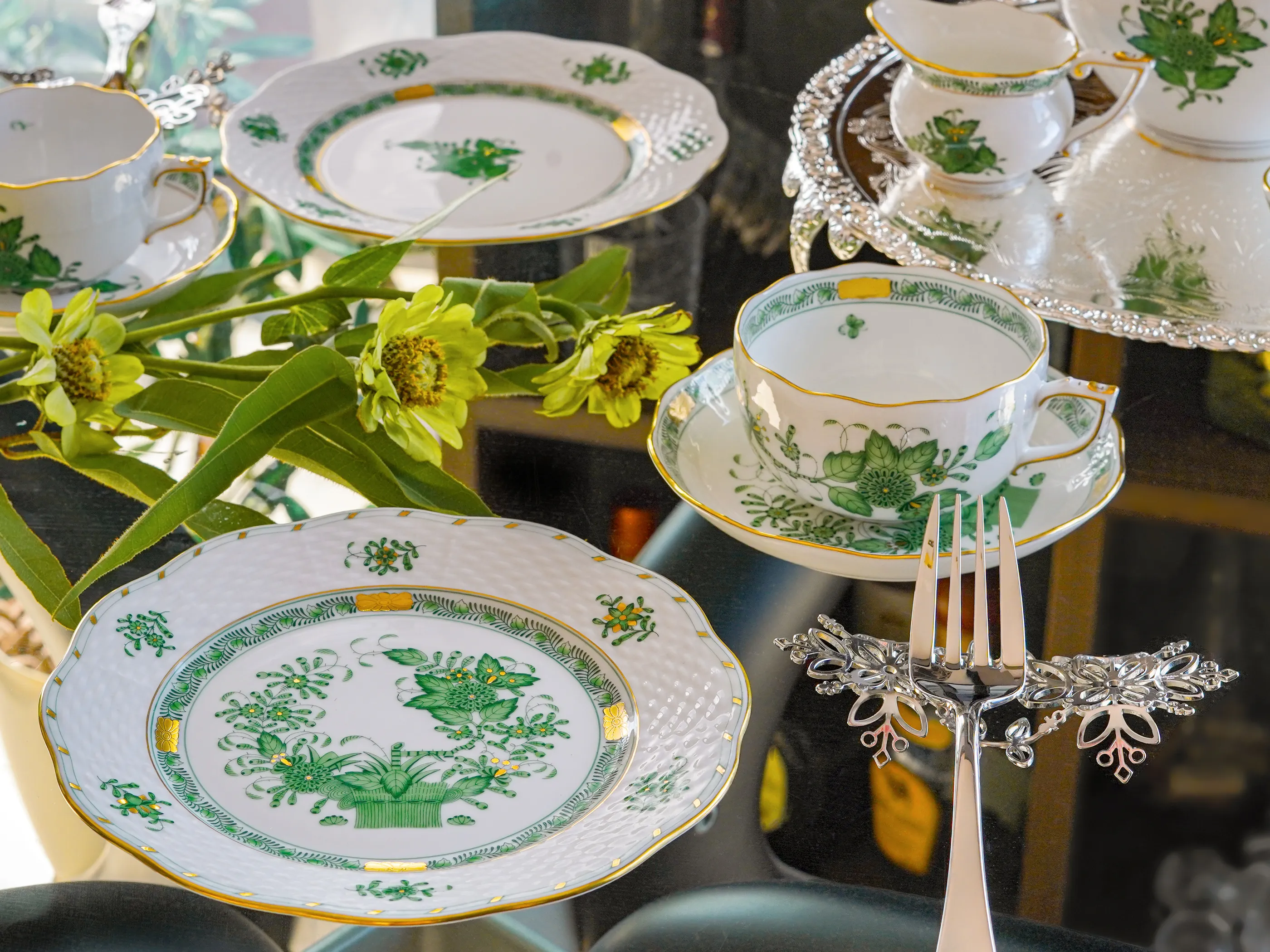 ヘレンドの定番「アポニー」と「インドの華」｜実用にも映える上品な