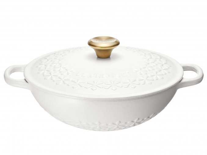 上品なホワイトが素敵！「ル・クルーゼ」のフラワーレリーフ