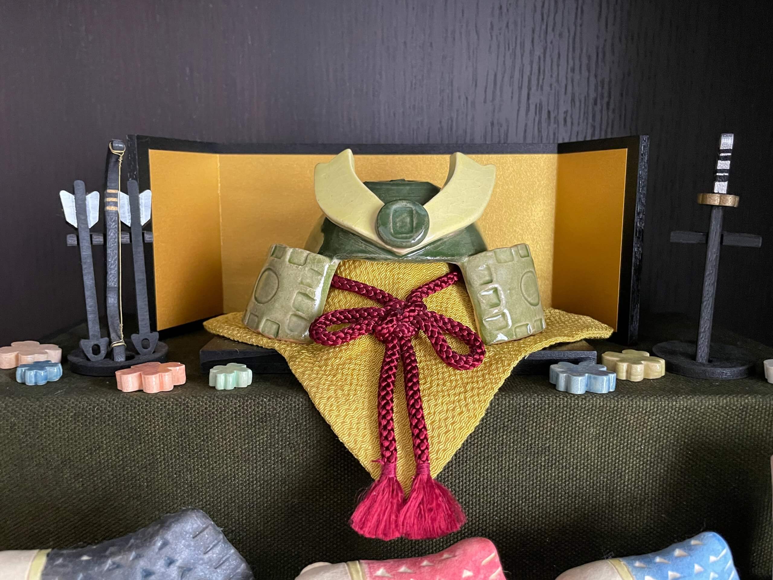 春分を過ぎた大安。陶の五月人形3段飾りを出しました。＃端午の節句