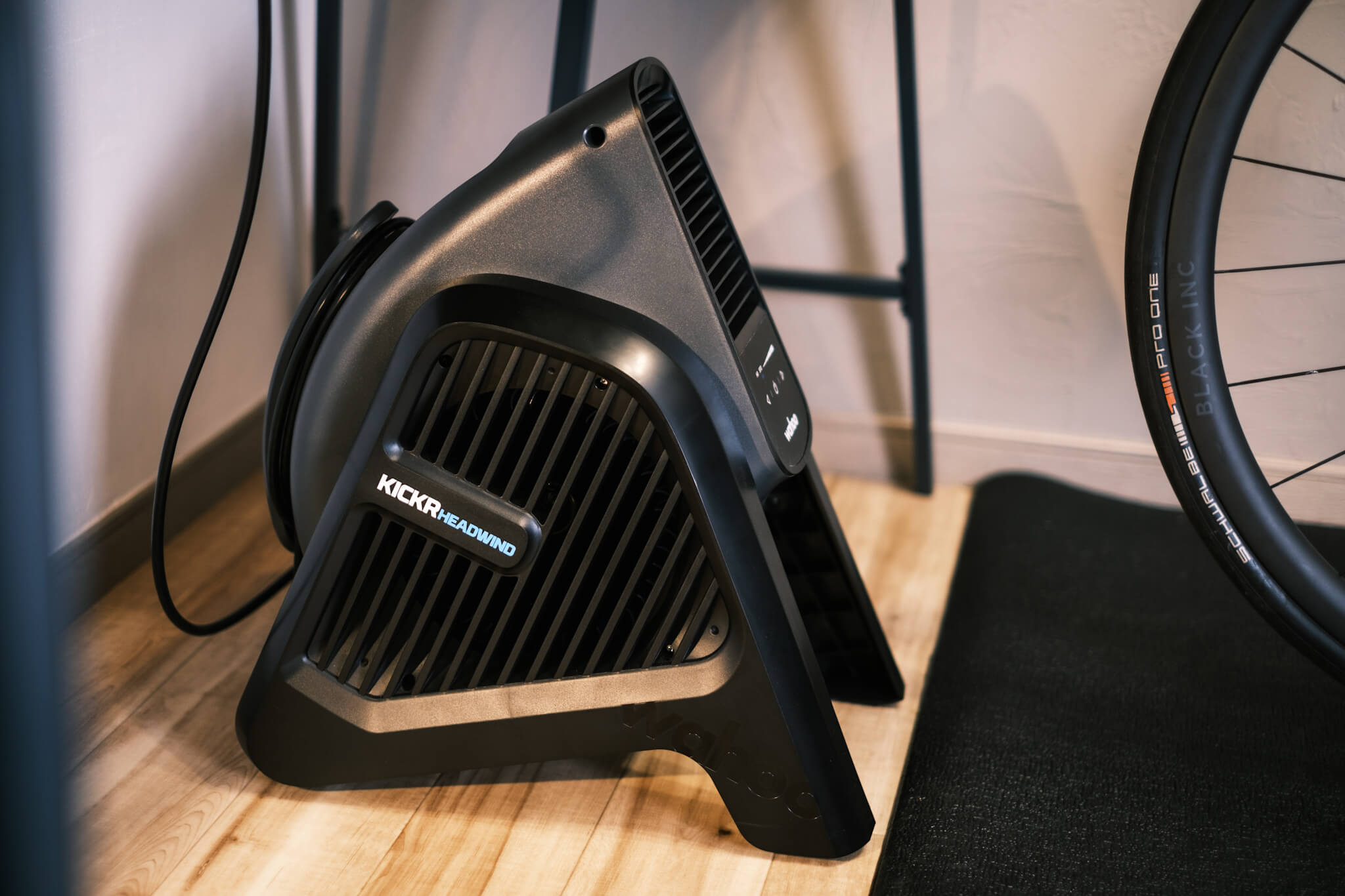 疾風のラグジュアリー扇風機。 Wahoo「KICKR HEADWIND」レビュー