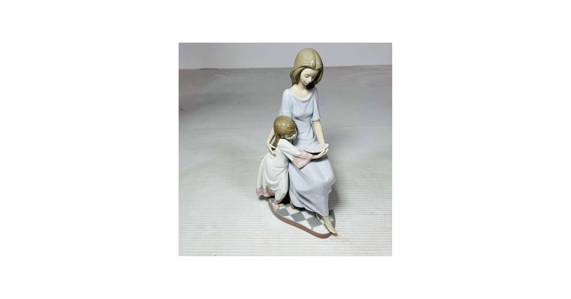 Amazon.co.jp: LLADRO おやすみ前のご本No.5457 スペイン陶磁器 少女