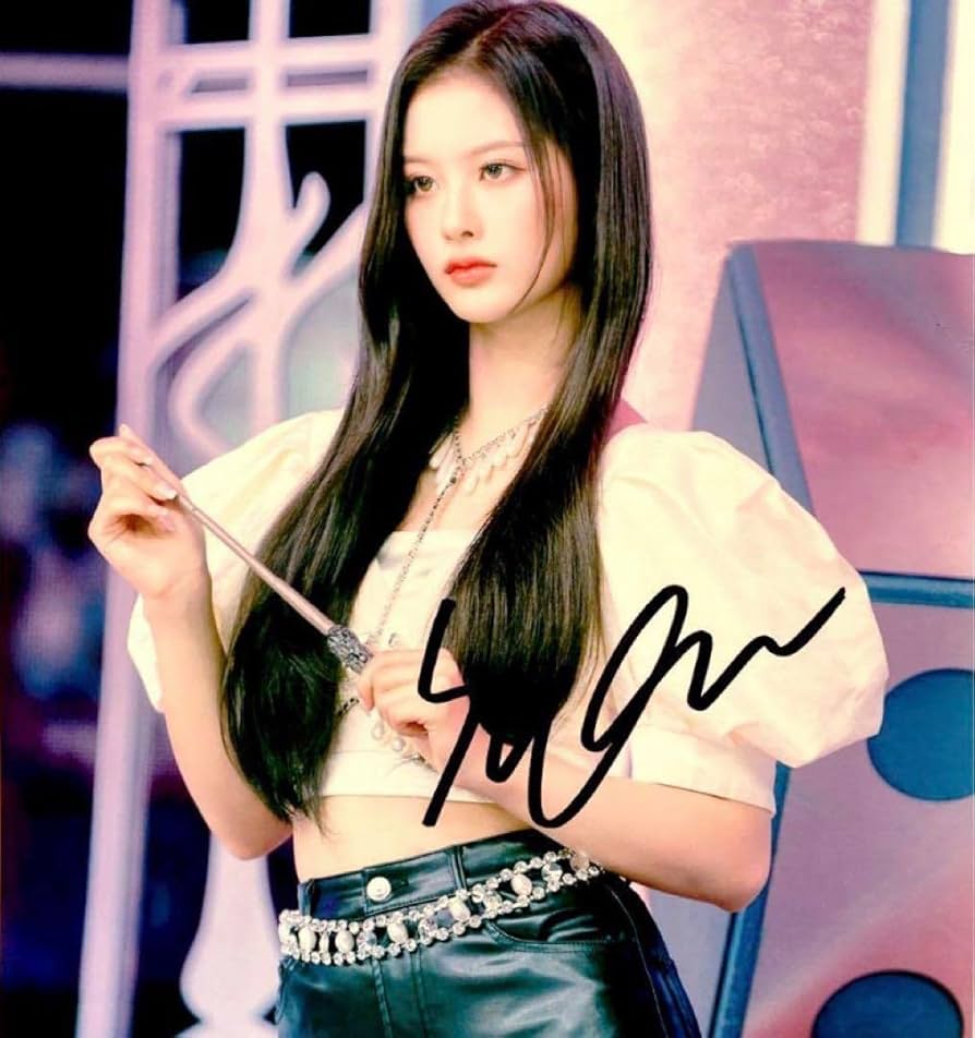 Amazon.co.jp: NMIXX ソリュン 直筆サイン入り写真 : おもちゃ