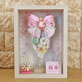 Amazon | 羽子板 初正月 ケース入り (6号 つまみ細工 羽子板 飾り