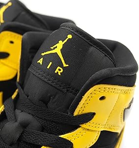 Amazon.co.jp: [ナイキ] AIR JORDAN 1 MID SE NEW LOVE BLACK/VARSITY