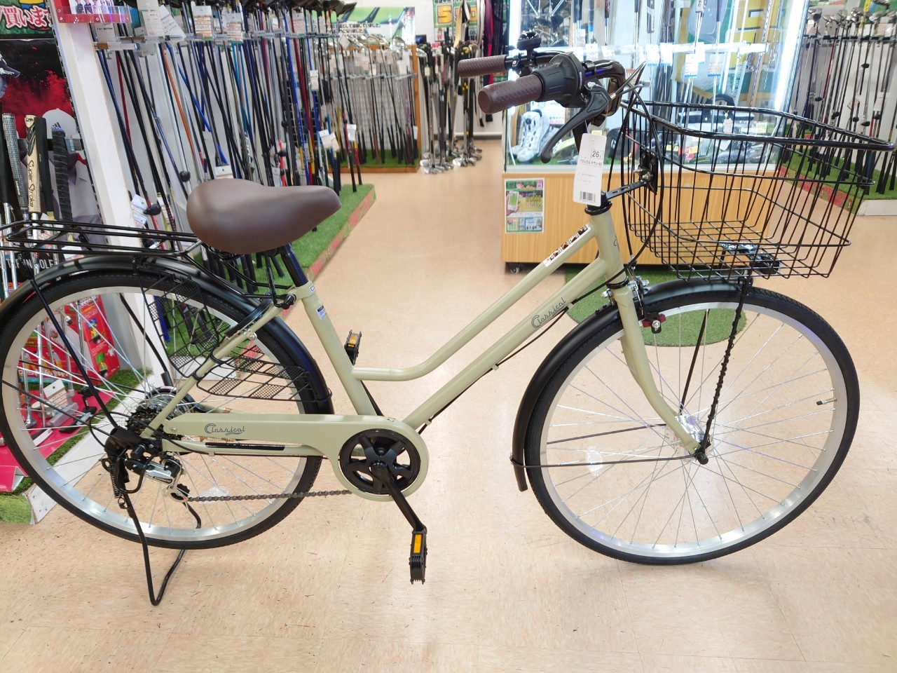 クリーム色シティサイクル 前部バスケット付き シティサイクル