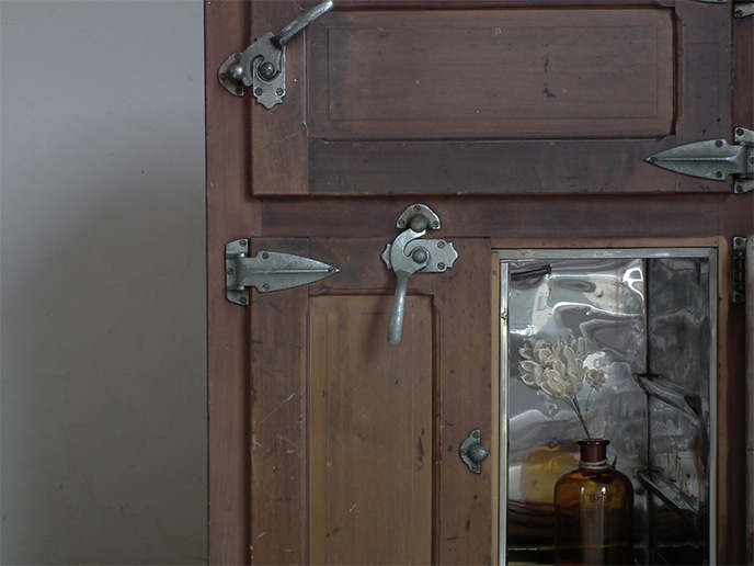 Z00333 レトロ 山田冷蔵器 氷式 大型の古い木製冷蔵庫 | MANSIKKA