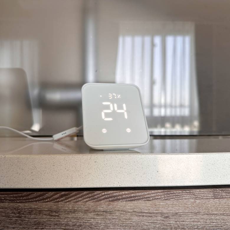 SwitchBotハブ2をレビュー！4-in-1の温湿度計付きスマートリモコン