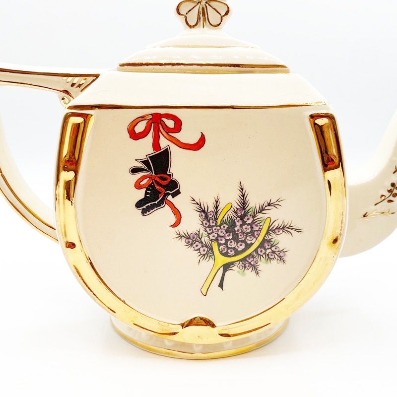 幸運の黒猫はじめラッキーアイテム満載のGood Luck Tea Pot Arthur