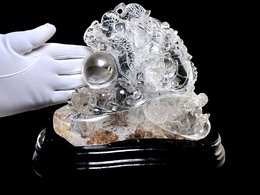 水晶 龍彫刻 (木製台座付き)