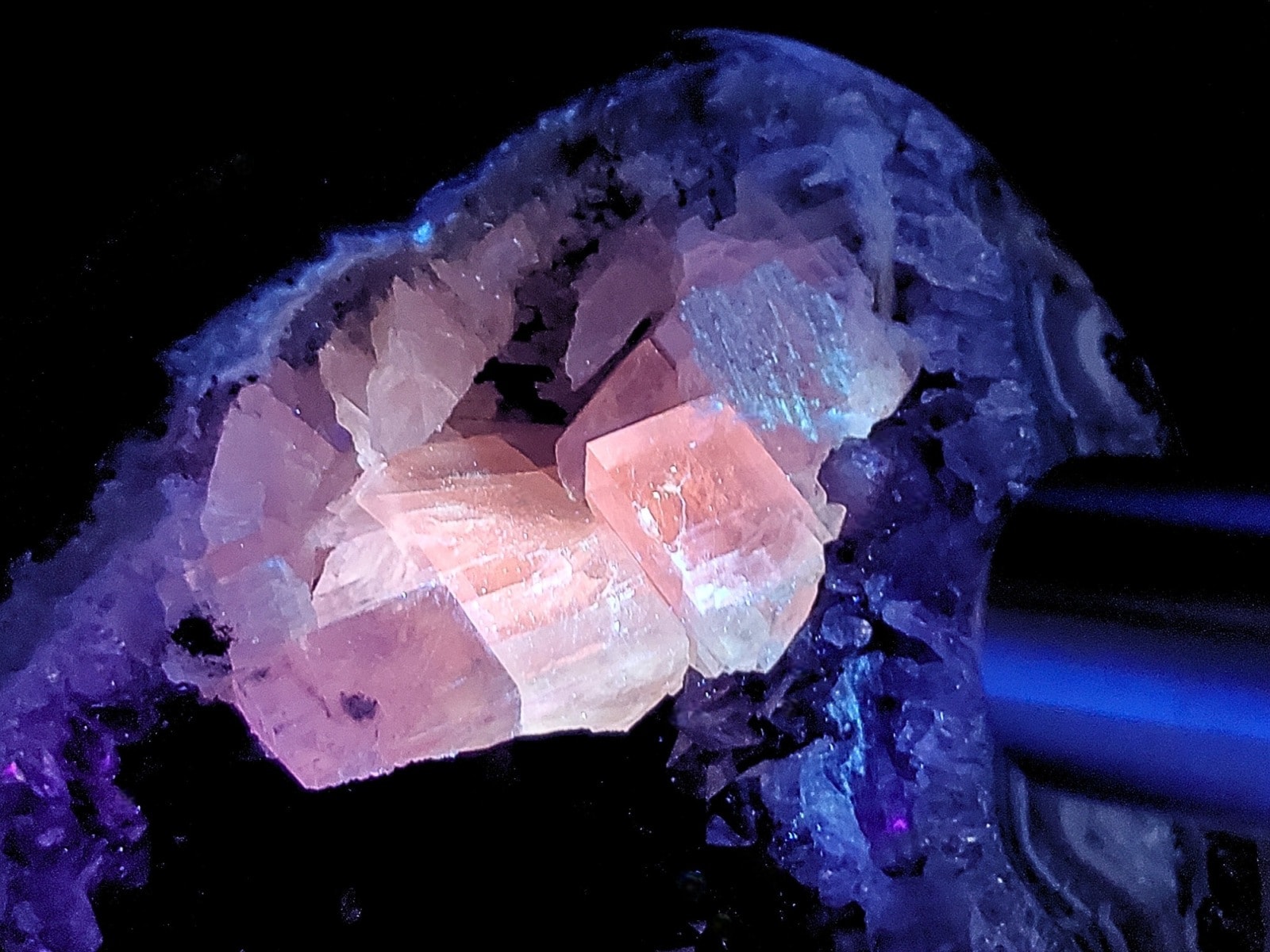 ウルグアイ産 アメジストジオード (カルサイト共生)