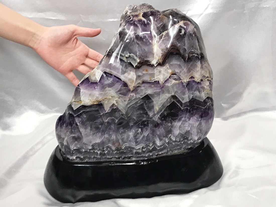 インド産大型シェブロンアメジスト (木製台座付き)