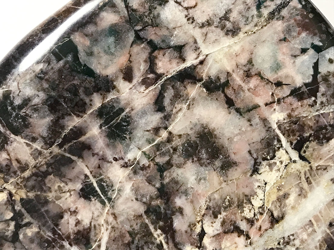 岐阜県根尾谷産 菊花石 (木製台座付き)