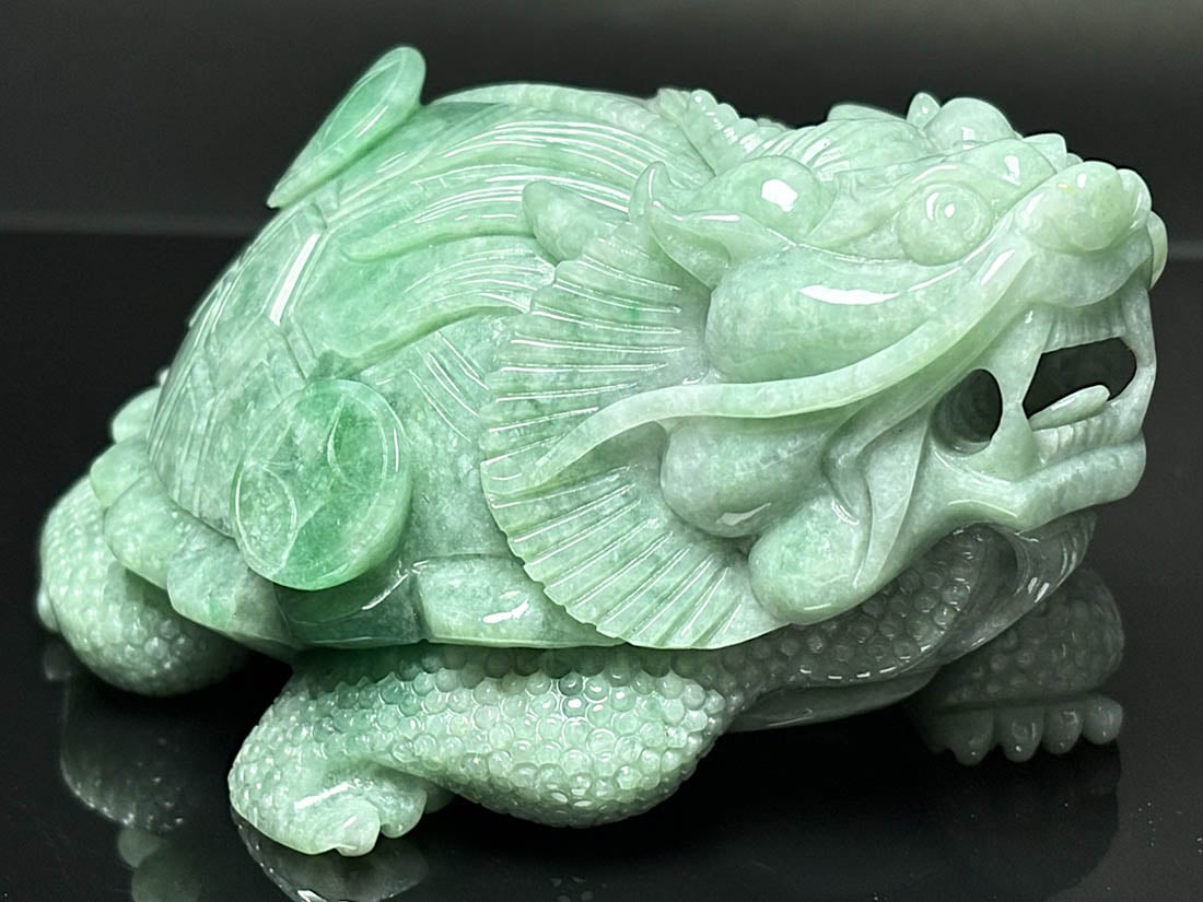 翡翠 龍亀(ロングイ) 彫刻 (木製台座付き)