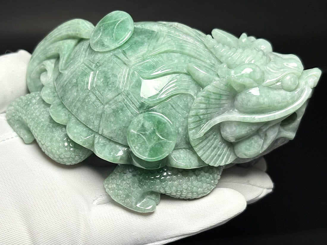 翡翠 龍亀(ロングイ) 彫刻 (木製台座付き)