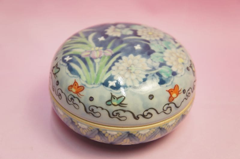 六代 佐藤走波 染錦菊あやめ波千鳥文 蓋物 | いっぴん | | 食器のみつはた