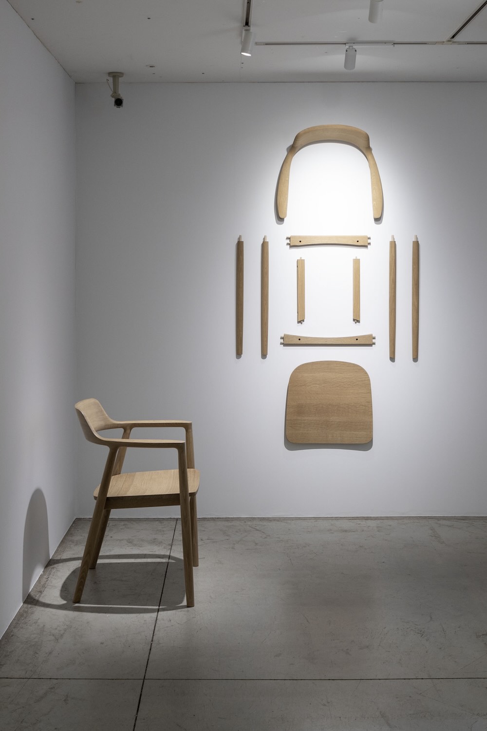 深澤直人氏がデザインしたマルニ木工のアームチェア〈HIROSHIMA〉とは