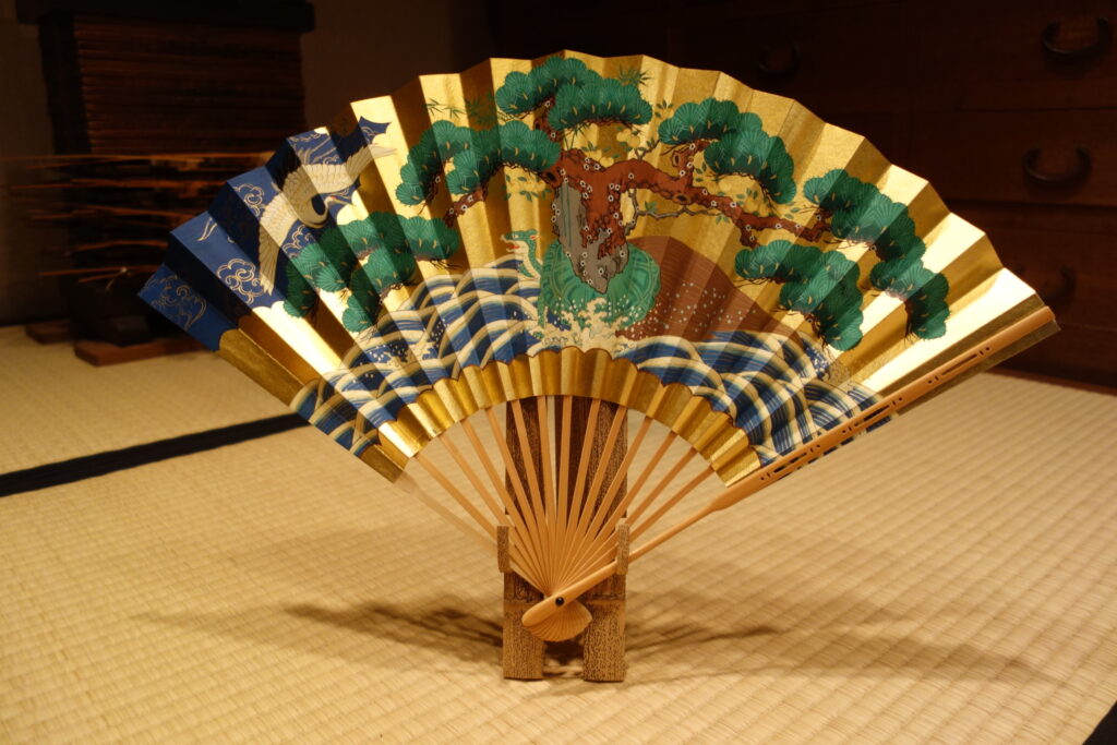 奥深い能楽扇の世界〈その1：十松屋福井扇舗の歴史と扇の細部